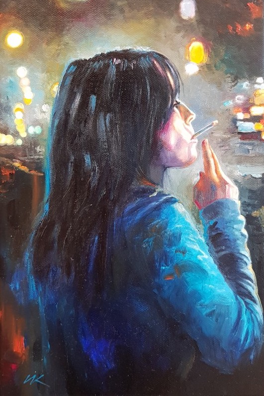 Obraz Włodzimierza Kuklinskiego przedstawia kobietę bokiem, stojącą na ulicy/ Jest noc, miasto, światła samochodów. kobieta ma ubraną niebieską kurtkę i pali papierosa. 