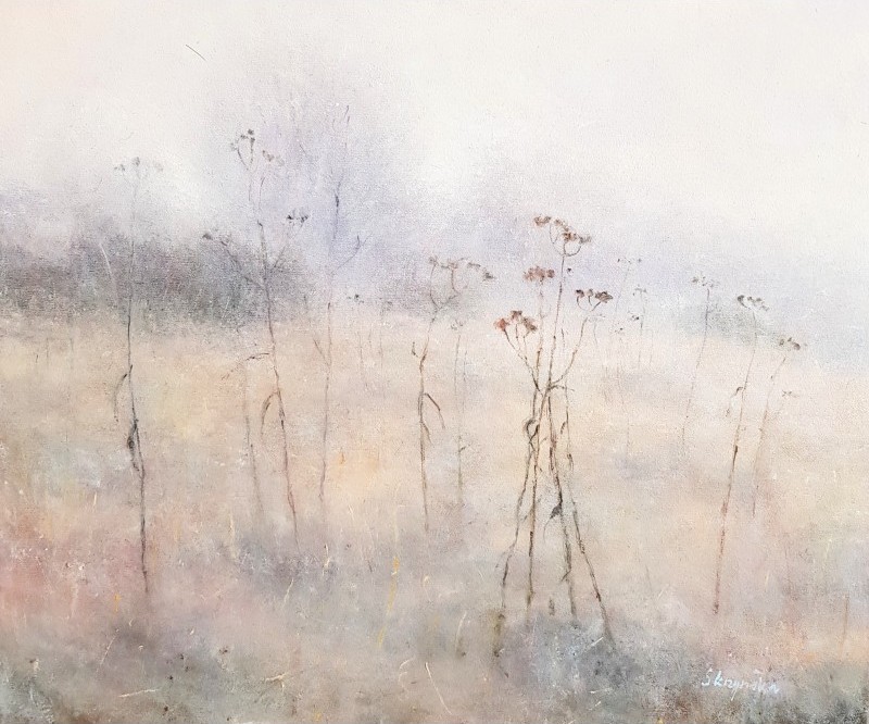 obraz Magdy Skrzyńskiej z Borów Tucholskich. Na pierwszym planie łąka, na drugim las. Wszystko spowite białą mgłą